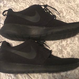 All black Roshe 1’s